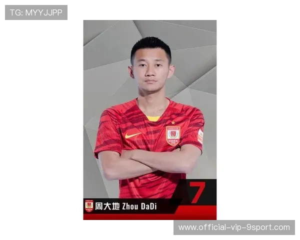 河南队周大地回撤接球，转身直塞穿过两道防守